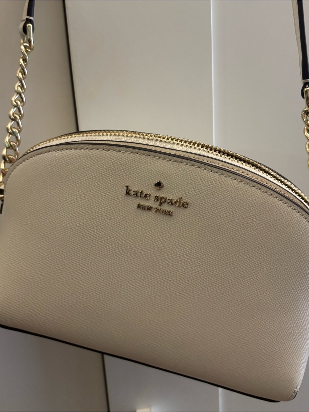 New without tags Kate Spade cream dome leather crossbody with gold chain purse.